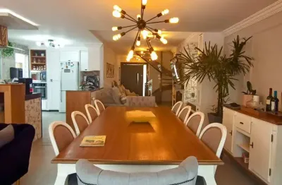 Excelente casa, totalmente reformada e decorada, muito completa.  um verdadeiro achado!