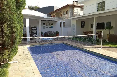 Linda casa, ótimo acabamento, pé direito duplo, conceito moderno e muito clara!