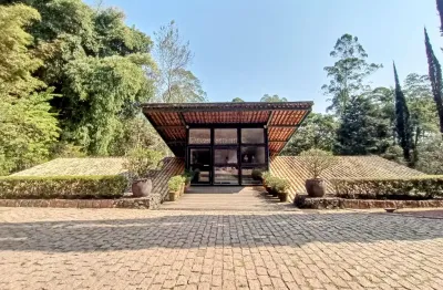 Casa em estilo arquitetônico diferenciado, em condomínio de alto padrão na granja viana.