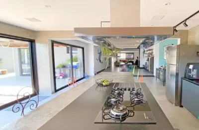 Casa em condomínio fechado com apenas 6 casas, dentro de bolsão residencial fazendinha. totalmente reformada e decorada em estilo industrial!