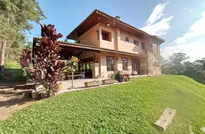 Casa muito charmosa, localizada em condomínio fazenda com muito verde, tranquilidade e privacidade.