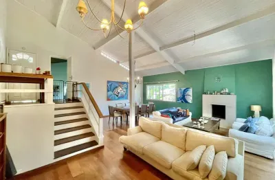 Ótima casa em condomínio maravilhoso na granja viana,  com muita natureza e lazer completo!  reformada