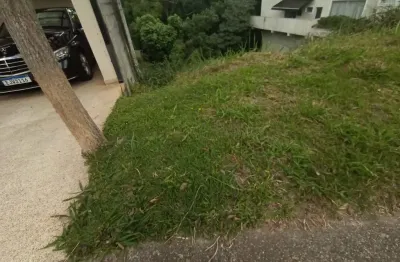 Lote em declive, limpo de mata, em excelente condomínio residencial na granja viana.  vista para área de proteção ambiental.