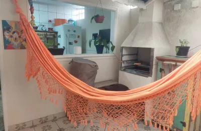 Casa tipo sobrado, geminada, localizada no condomínio jardim paulistano, no km 22 da rodovia raposo tavares