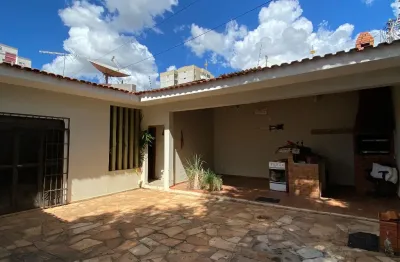 Vende-se casa de esquina no bairro goiabeiras - 4 quartos sendo 3 suítes - 410 m² de terreno - 210 m² construídos - cuiabá (mt) - valor de venda: r$ 850.000,00