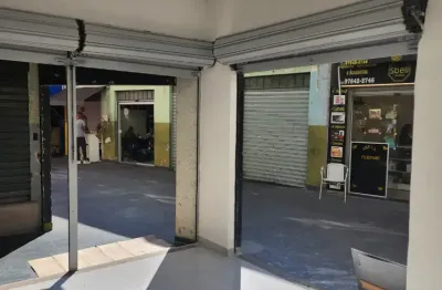 Ponto comercial em frente ao terminal de ônibus e estação de trem