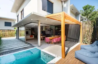 Belíssima casa em condomínio fechado a apenas 150 metros da praia!
