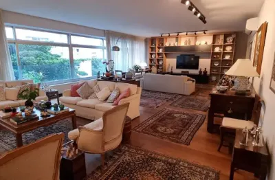 Apartamento reformado localizado no posto 6  de copacabana