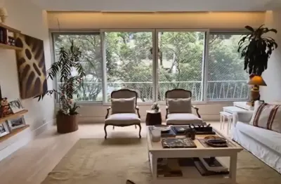 Apartamento reformado com design moderno no posto 10  de ipanema