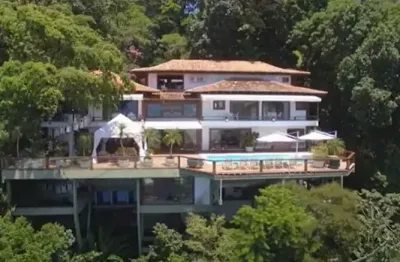 Refúgio de luxo em condomínio exclusivo com vista deslumbrante