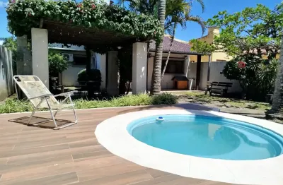 Casa com terreno amplo de 12x40m, área construída de 196m², piscina, academia completa, churrasqueira e possibilidade de ampliação nos fundos