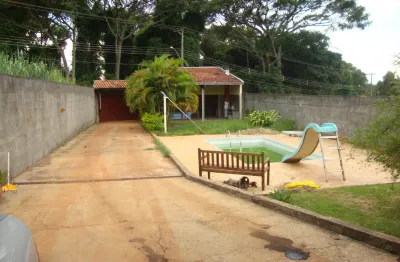 Chácara a venda no centro de mogi mirim, localização previlegiada, proximo a banco, mercado... possui 3 quartos e piscina