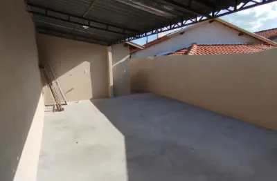 Casa para locação em ótima localização, com 2 dormitórios sendo um suíte. garagem para 2 veículos.