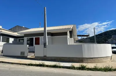Casa de esquina à venda no jardins 1 – pronta e documentada!   ótima localização! terreno plano e amplo em um dos bairros mais tranquilos da região.
