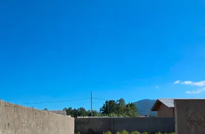 Terreno bem localizado em rua tranquila com vista para as montanhas