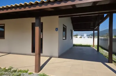 Oportunidade - casa com 2 quartos, garagem coberta e amplo pátio