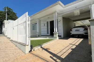 Linda Casa com três Quartos Localizada em Florianópolis, São José - Santa Catarina