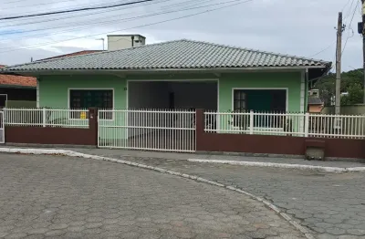 Linda Casa mais Kitnet no mesmo terreno Localizada em Florinaópolis SC