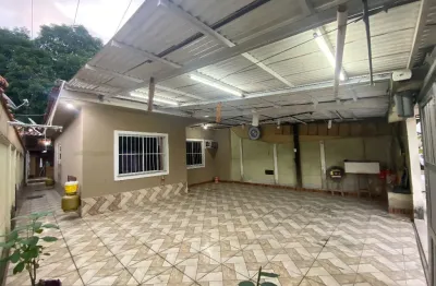 Oportunidade! linda casa em santa cruz da serra, próximo a supermercados bancos, escolas, igrejas, restaurantes, bares, transporte público e fácil acesso a rodovia. aceita proposta. agende sua visita!