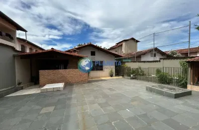 Casa linear | 4 quartos | 8 vagas | 2 banhos | no itapoã |