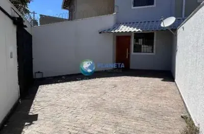 Casa independente geminada triplex | 2 quartos | 2 vagas | área externa |