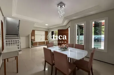 Casa em condominio duplex, 4 quartos sendo 2 suites, 3 vagas de garagens