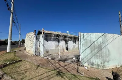 Casa à venda com 2 quartos e quintal amplo em esquina – bairro montana, marília/sp