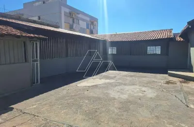 Salão comercial com 70m², 2 banheiros e estacionamento, para locação no centro de marília/sp.
