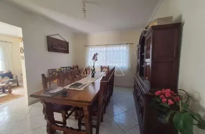 Casa bem localizada na região central de marília/sp