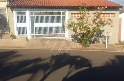 Casa para locação com 2 dormitórios, quintal amplo e 2 vagas na melhor região