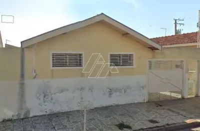 Casa com 3 dormitórios, lavanderia e garagem cobertas à venda