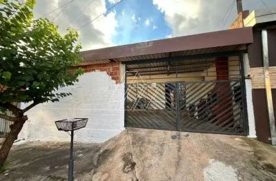 Ótimo imóvel com sala, cozinha, copa, 3 dormitórios, 1 wc social, área de serviço, 2 vagas de garagem.