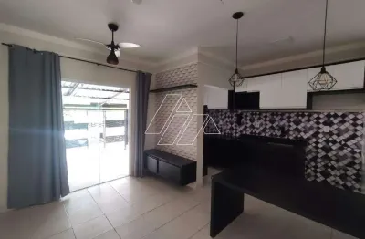 Casa com 2 dormitórios, cozinha planejada e garagem para 2 carros com portão eletrônico
