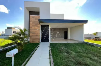Residência em condomínio fechado, com excelente acabamento, tendo 3 dormitórios 1 sendo suíte todas com armários planejados.