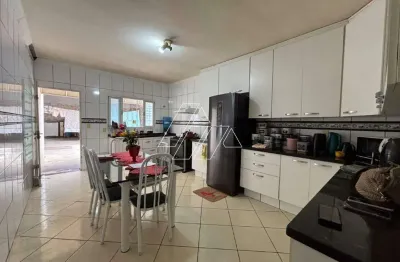 Casa ampla com 3 dormitórios e garagem coberta para 3 veículos próxima a comércios