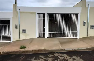 Ótimo imóvel com sala, cozinha, 2 dormitórios, área de serviço, quintal e 2 vagas de garagem.