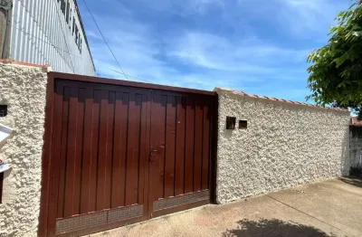 Ótimo imóvel na zona norte com sala, cozinha, 3 dormitórios, 1 wc social, área de serviço, quintal e um banheiro externo e 6 vagas de garagem.