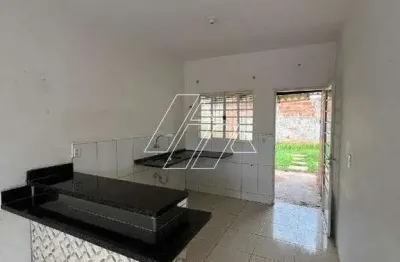 Imóvel com sala conjugada, 2 dormitórios e quintal amplo