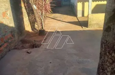 Casa com 3 dormitórios, sala, cozinha, copa e áreas frontal e fundos