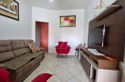 Casa à venda na zona sul de marília com 2 dormitórios, quintal amplo e 2 vagas de garagem