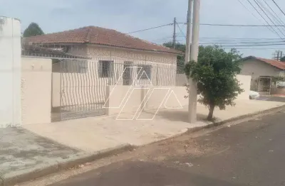 Ótima casa de esquina com 2 dormitórios, quintal amplo e garagem coberta – excelente localização