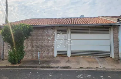 Casa à venda – 2 dormitórios, quintal, churrasqueira e garagem coberta para 2 carros