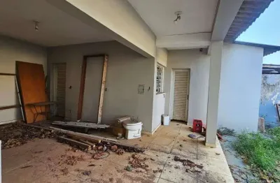 Sobrado com 4 quartos (1 suíte) e 2 vagas à venda ou para alugar em marília/sp