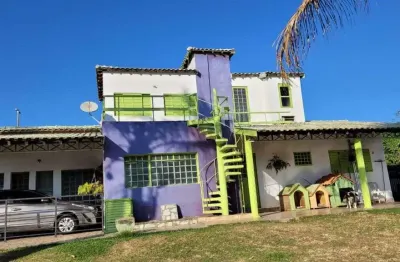 Esta chácara de 5.000 m² divide-se em 2 dormitórios sendo 1 suite, 1 wc social, sala ampla, copa, cozinha e área de serviço.