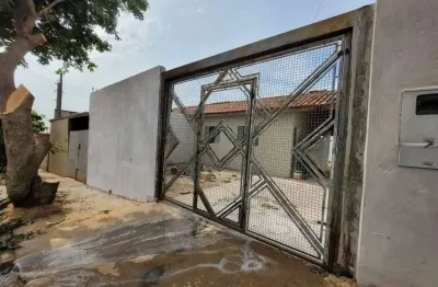 Casa à venda – 2 quartos, sala, cozinha, banheiro, garagem e quintal
