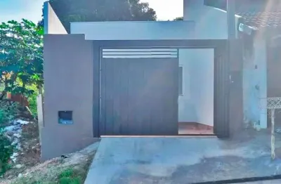 Móvel novo, conta com 2 dormitórios, wc social, sala com ótima iluminação natural, cozinha, área de serviço e quintal. garagem será entregue coberta,