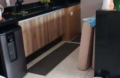 Casa com 2 dormitórios sendo 1 suite, área de lazer com churrasqueira, moveis planejados, porcelanato.