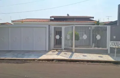 Casa com 3 dormitórios (1 suíte com closet) para locação na zona leste – marília/sp