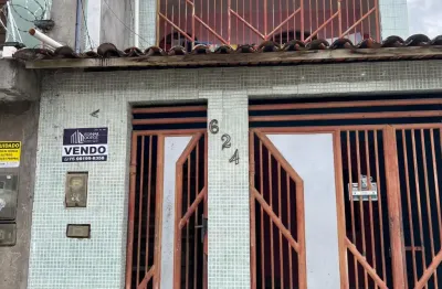 Casa com dois pavimentos, segura e bem localizada, oportunidade