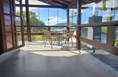 Casa com vista pra lagoa deslumbrante e área de lazer completa!